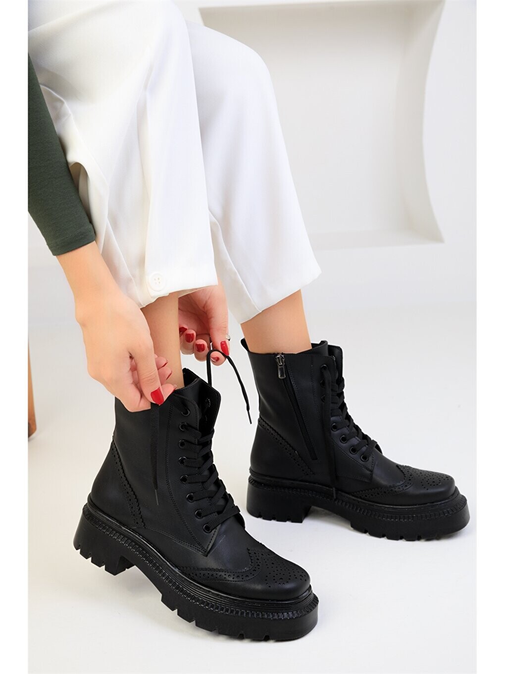 

Кожаные женские ботинки на молнии Soho Exclusive, черный