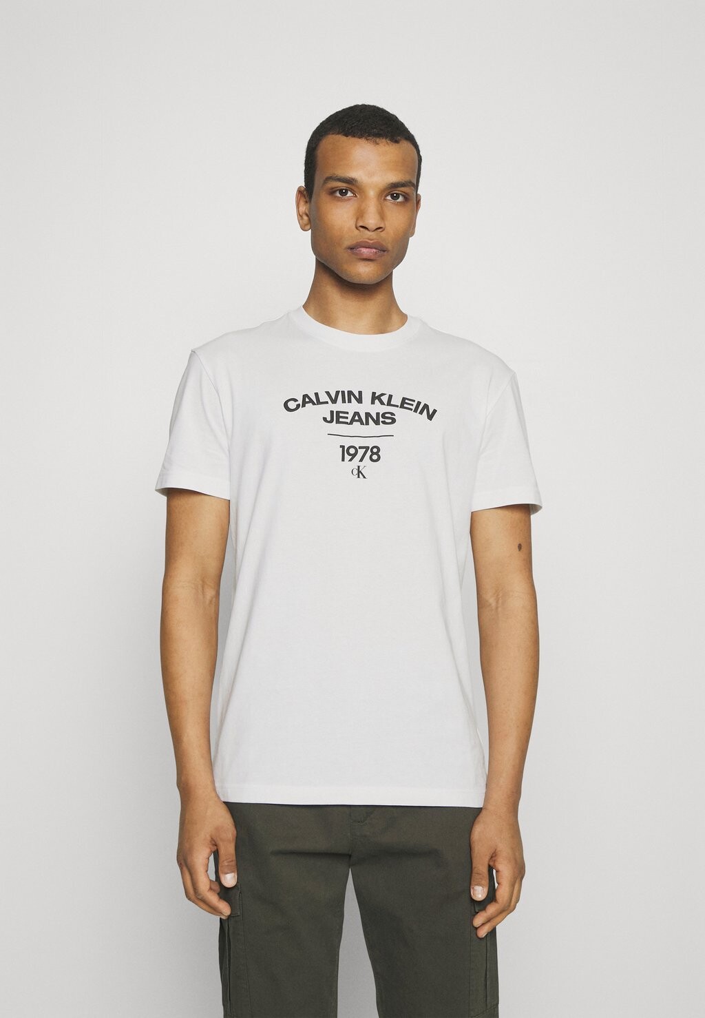 

Футболка с принтом Calvin Klein Jeans, белый