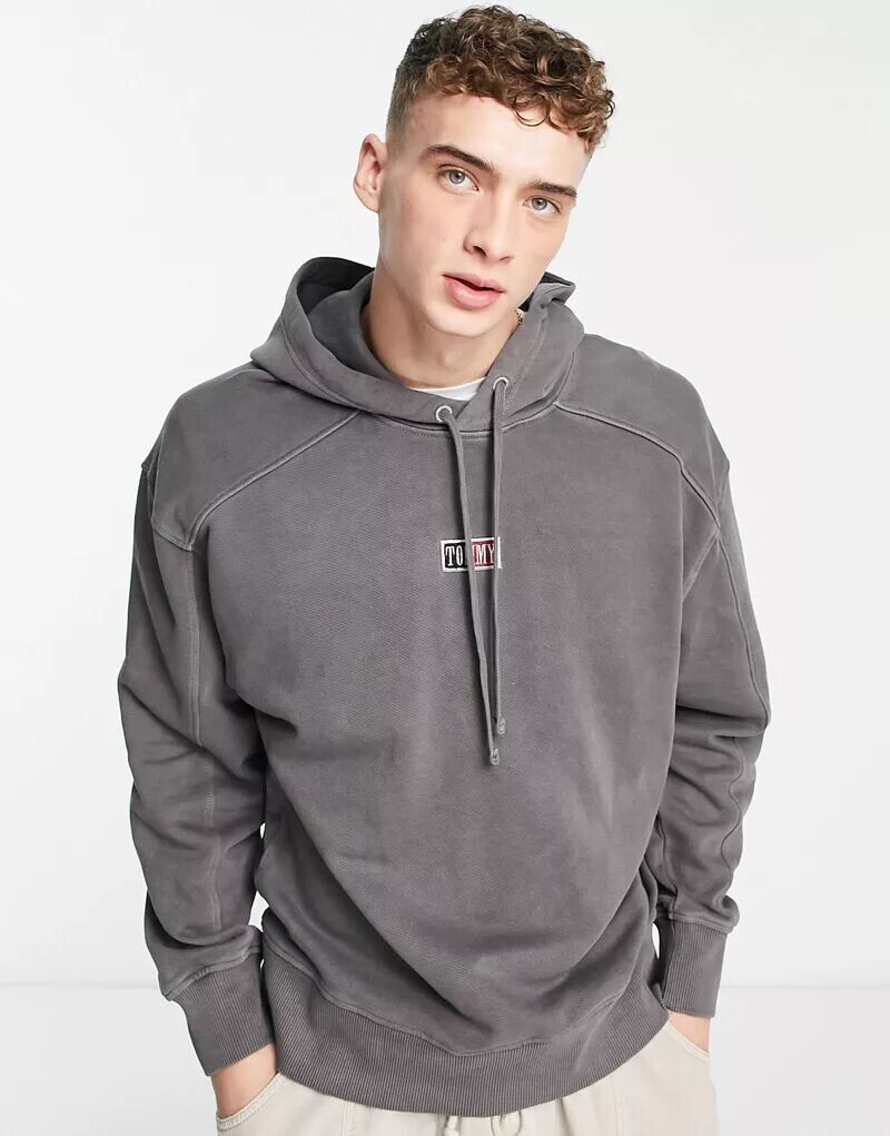 

Черная толстовка Tommy Jeans с небольшим логотипом в виде флажка в центре