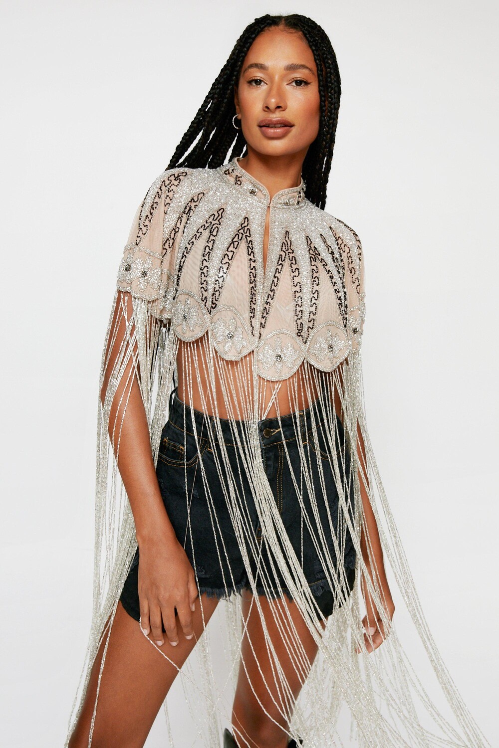 

Накидка с длинной кисточкой, расшитая бисером Nasty Gal, серебро