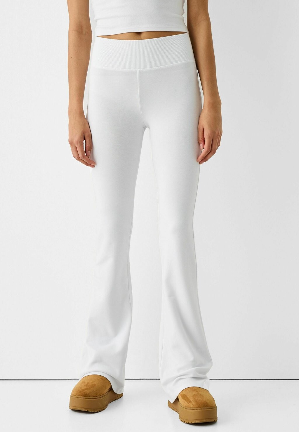 

Брюки FLARED Bershka, цвет white