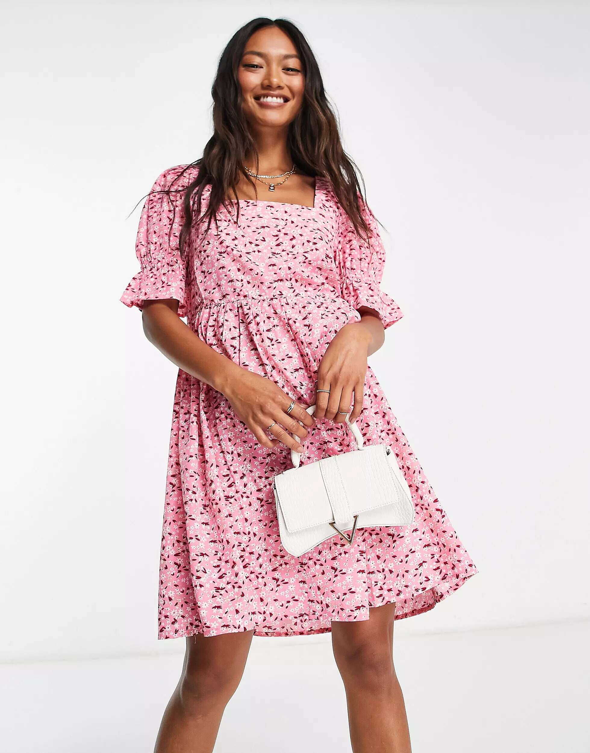 Розовое мини-платье Vero Moda с цветочным принтом блузка с присборками vero moda с цветочным принтом