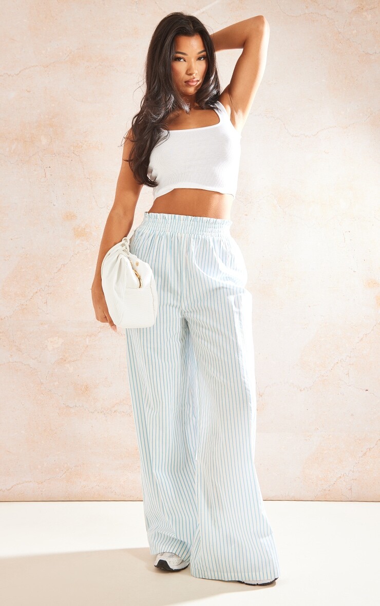 

PrettyLittleThing Прямые брюки из хлопкового поплина в тонкую полоску синего цвета с присборенной талией