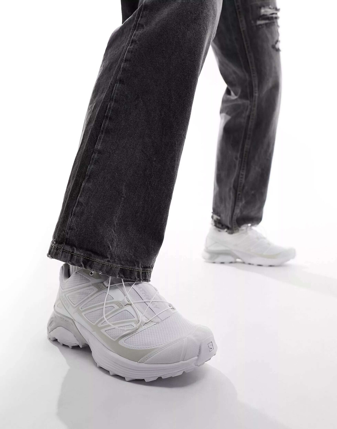 

Кроссовки Salomon XT-Pathway белого цвета и цвета лунного камня