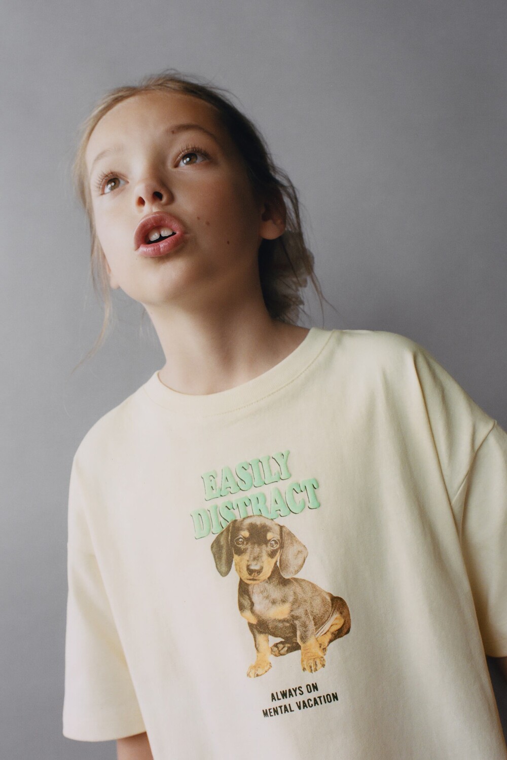 

Футболка с неоновым принтом Zara, бежевый