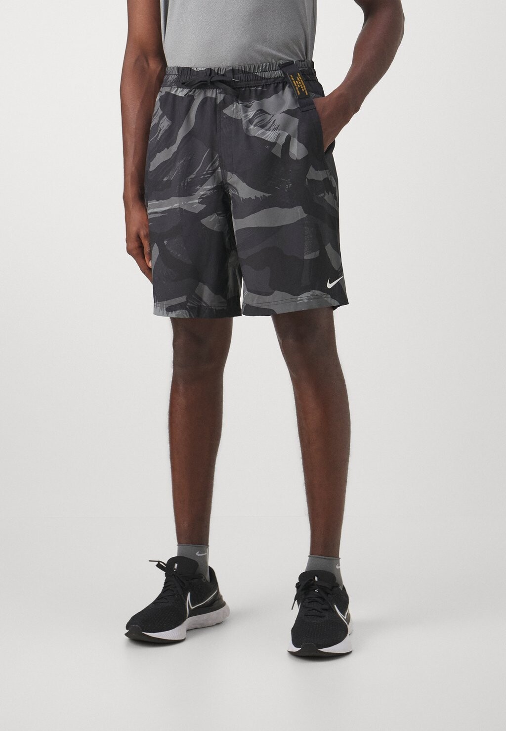 

Спортивные шорты Form Short Camo Nike, цвет black/white