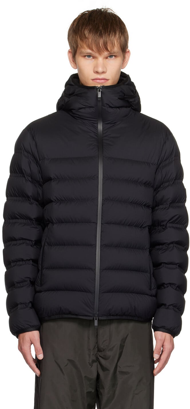 

Черный пуховик Moncler Arroux