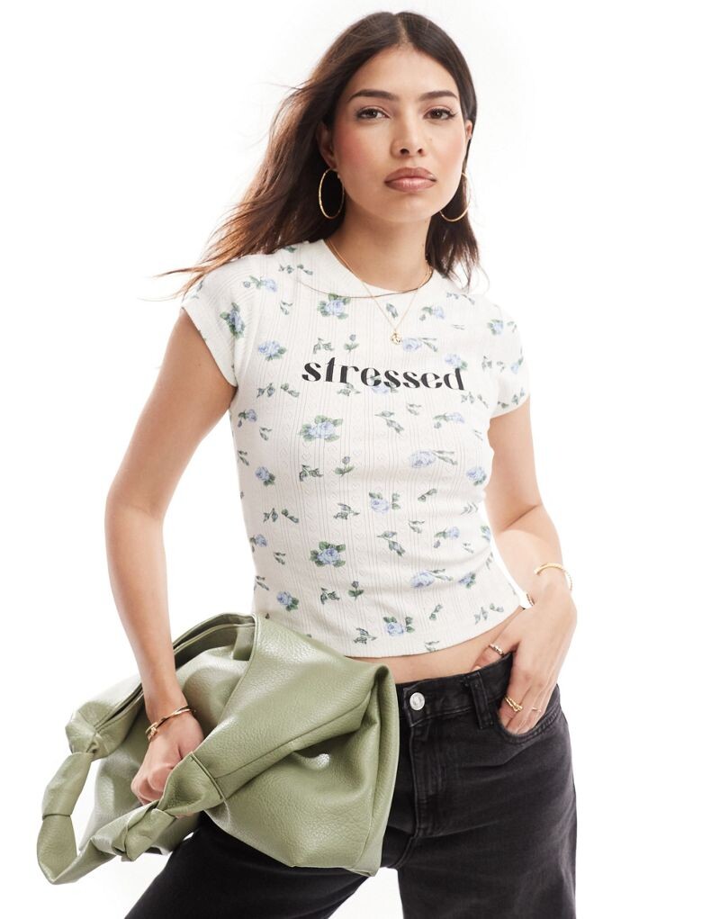 

Укороченная футболка с перфорацией ASOS DESIGN с цветочным принтом и надписью «Stressed»