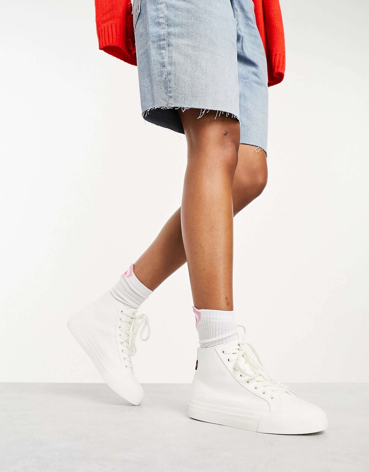 

Белые кроссовки Levi's Hi Top Decon с красным логотипом