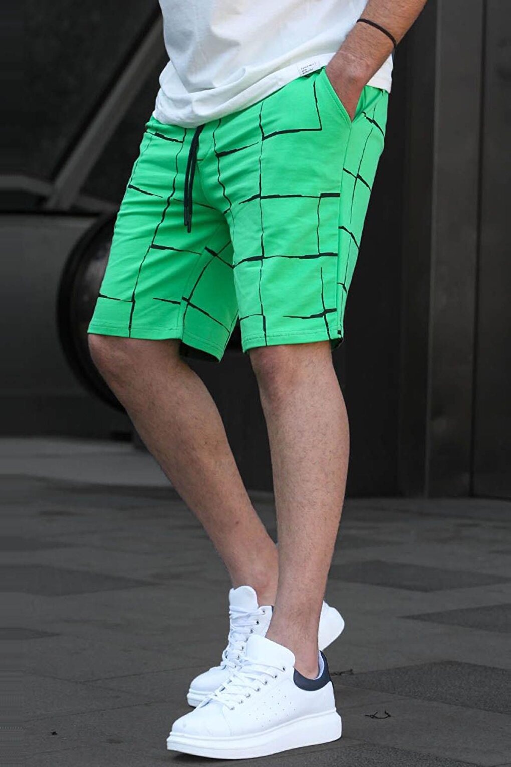 Зеленые мужские шорты с графическим узором 5496 MADMEXT темно зеленые мужские шорты обычного кроя 4842 madmext