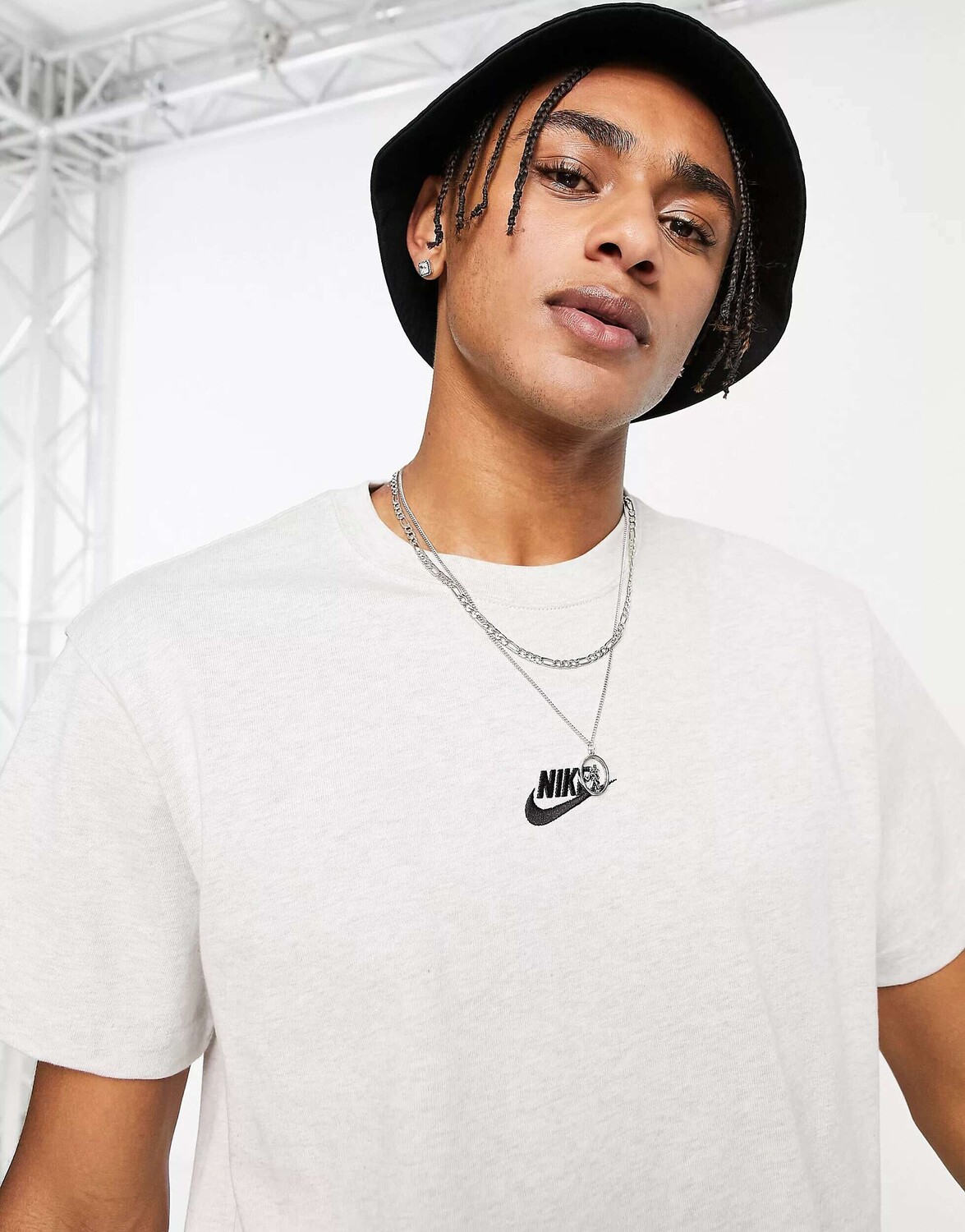 

Футболка премиум-класса свободного кроя Nike Premium Essentials Stone
