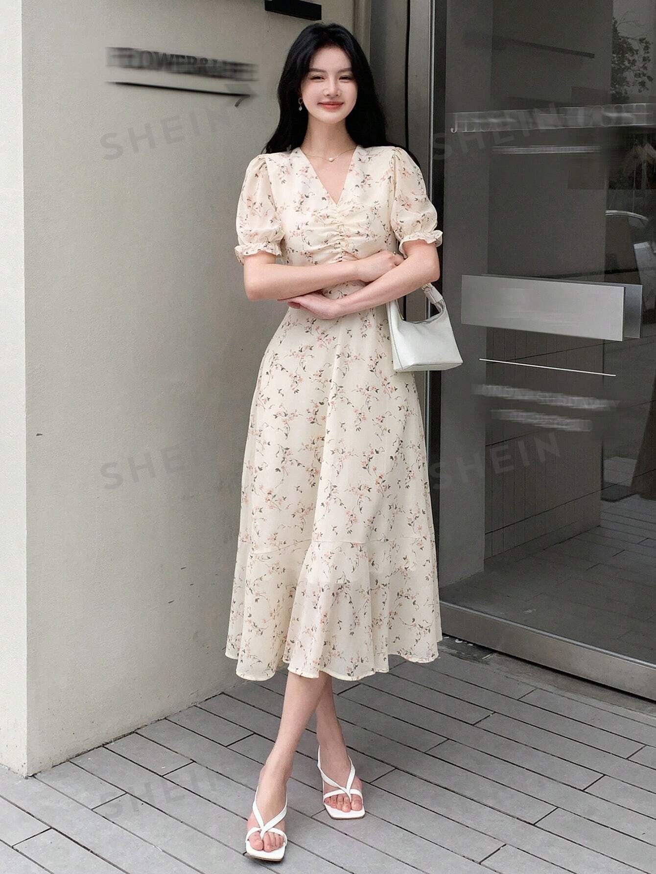 DAZY Женское платье с v-образным вырезом и рюшами и короткими рукавами и цветочным принтом, абрикос