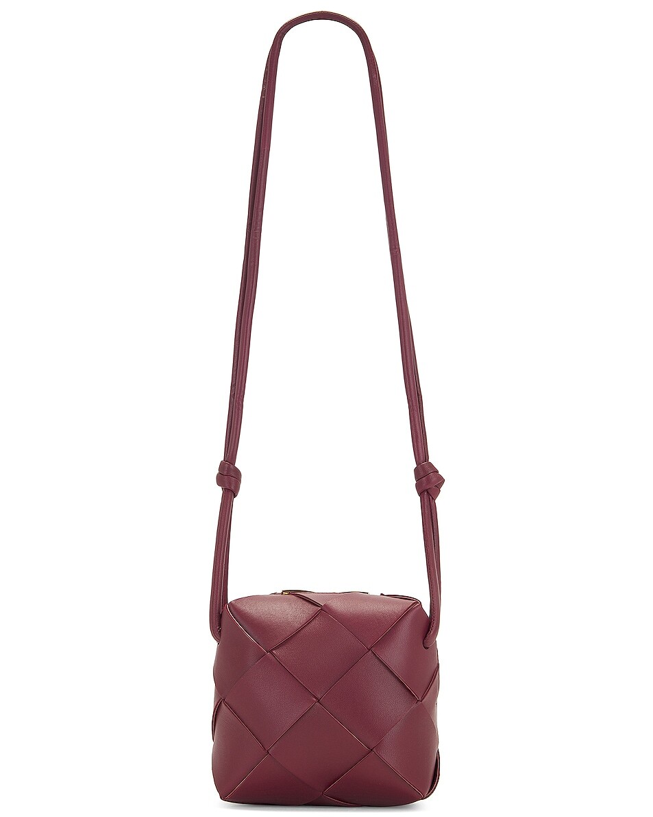 

Сумка кросс-боди Bottega Veneta Mini Camera, цвет Bordeaux & Gold