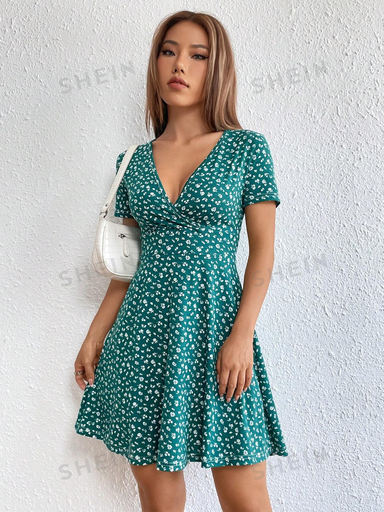 цена SHEIN EZwear Женское платье с глубоким v-образным вырезом и короткими рукавами с принтом, зеленый
