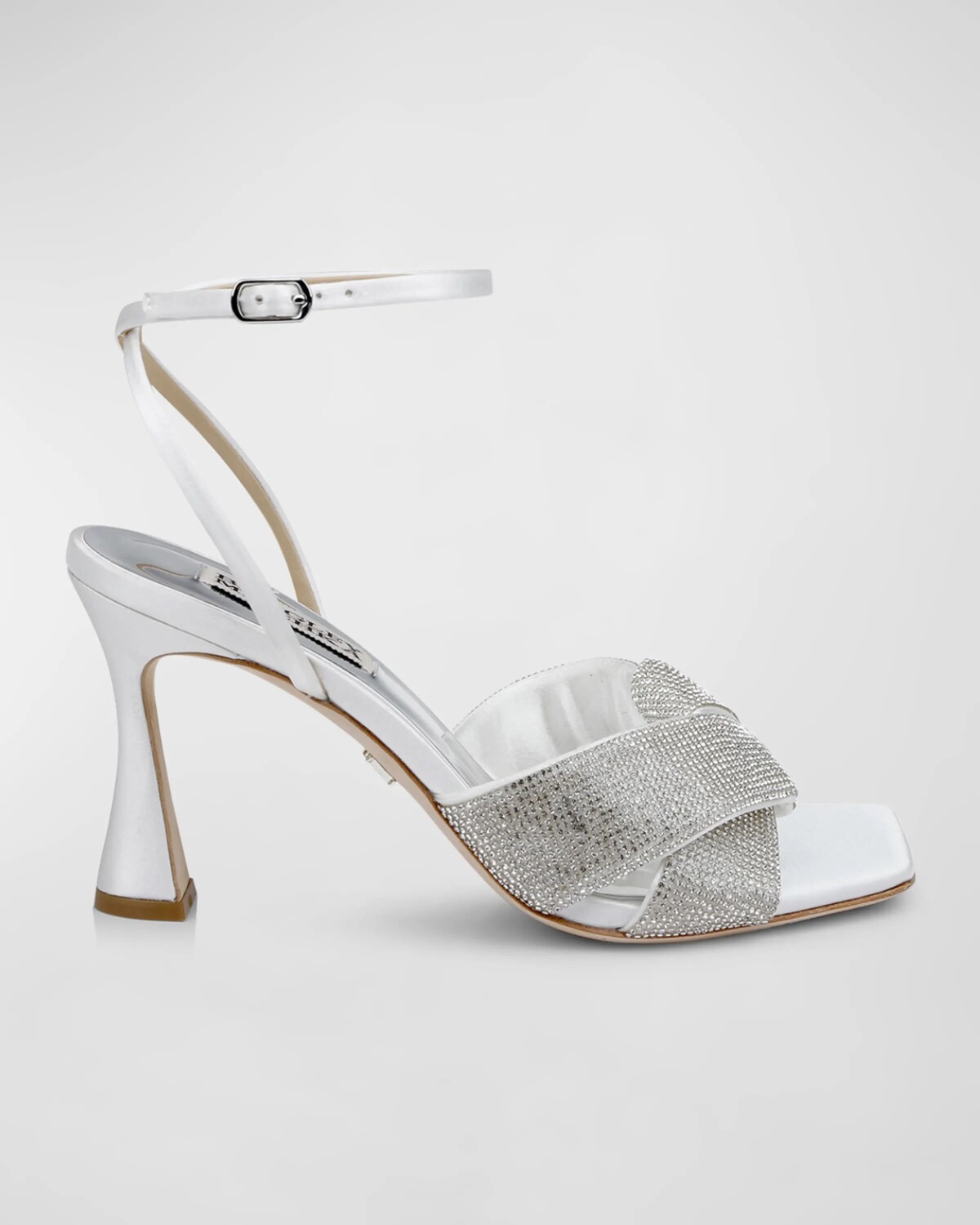 

Сандалии Brinlee с ремешком на щиколотке и украшением Badgley Mischka, цвет Soft White