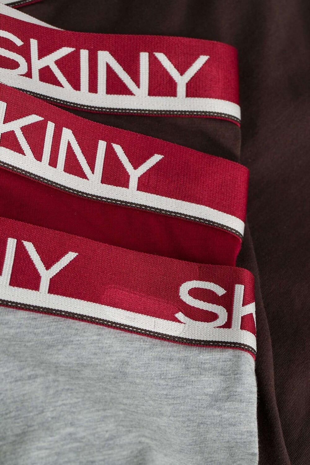 

В наборе 3 разноцветных боксера. SKINY