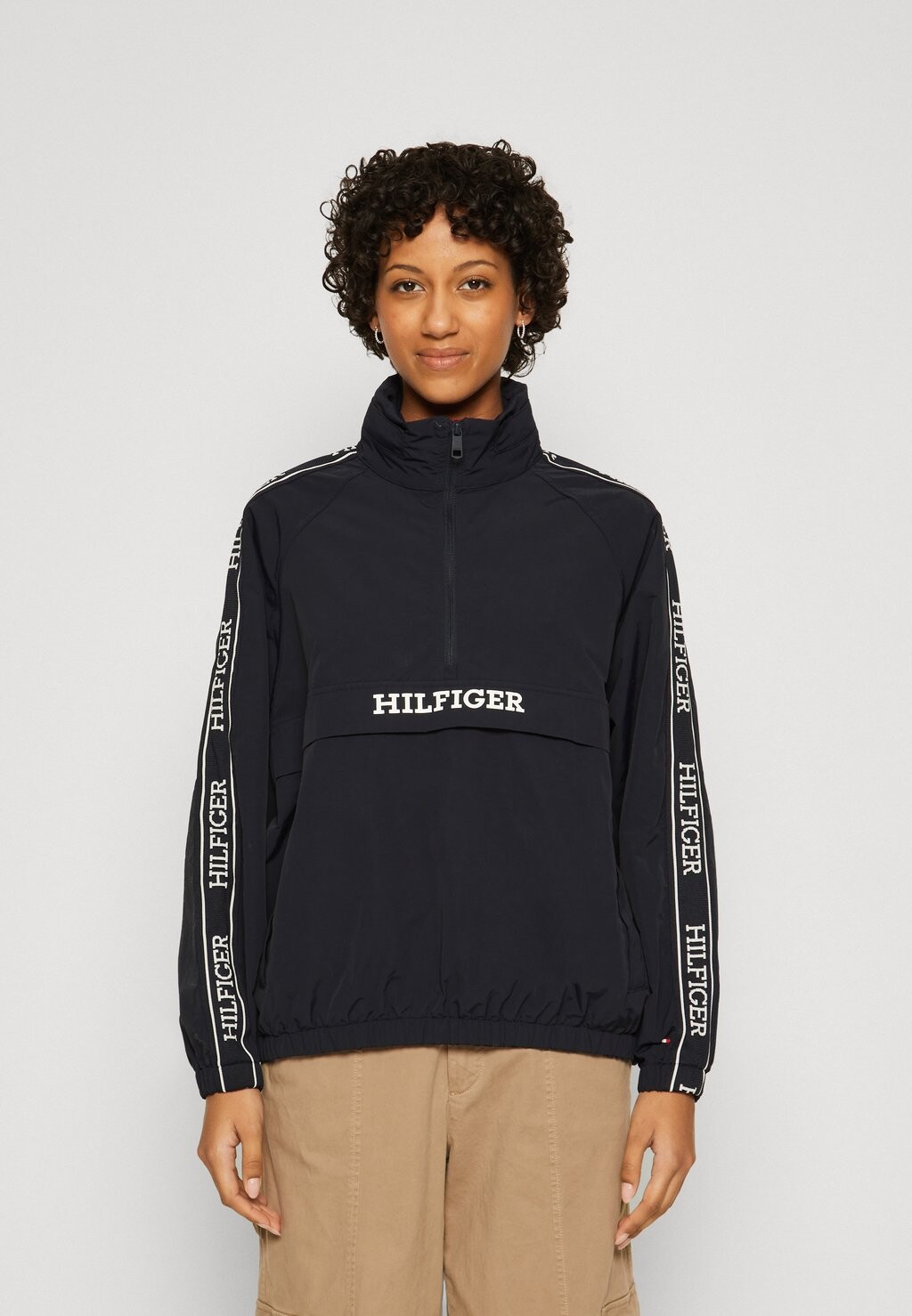 

Летняя куртка MONOTYPE TAPE 1/2 ZIP JACKET Tommy Hilfiger, темно-синий