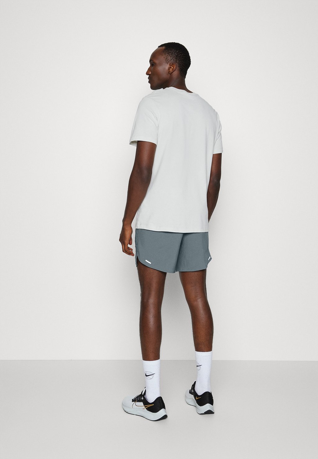 Спортивные шорты STRIDE Nike, дымчато-серый/черный/серебристый со светоотражающим эффектом