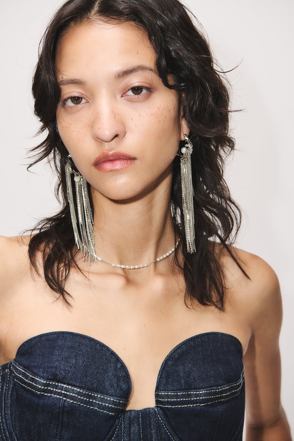 

Серьги, украшенные блестящим жемчугом и цепочками Zara, серебро