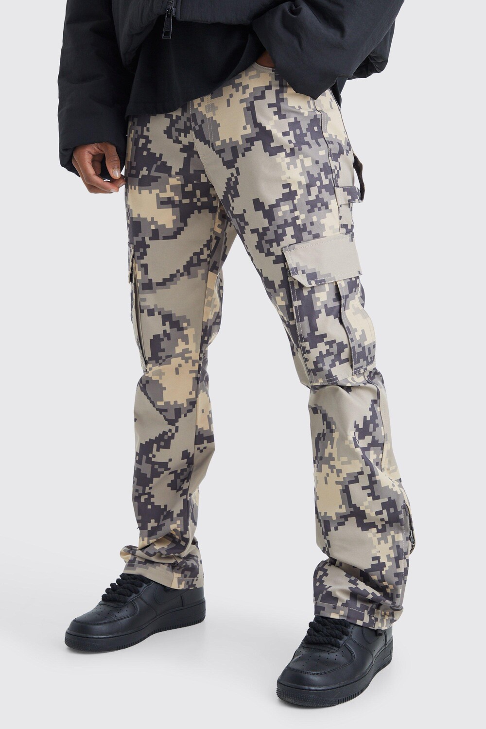 

Узкие брюки карго с расклешенной ластовицей и фиксированной талией Pixel Camo boohooMAN, бежевый