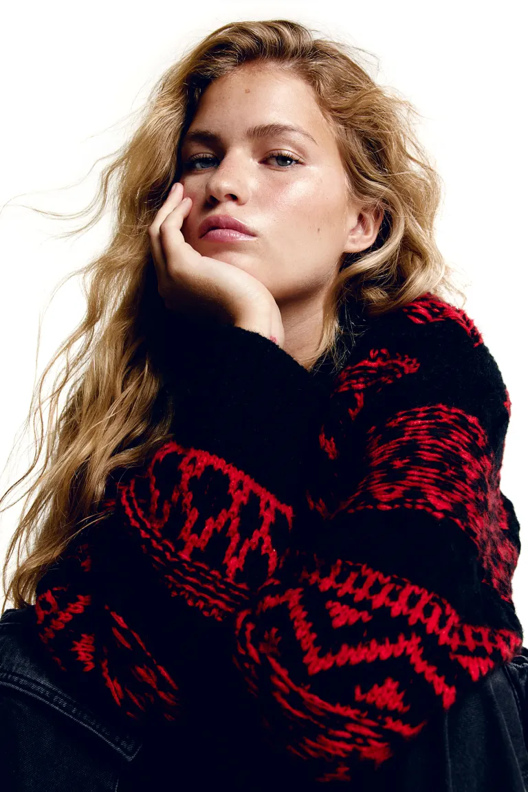 

Объемный свитер H&M, черный