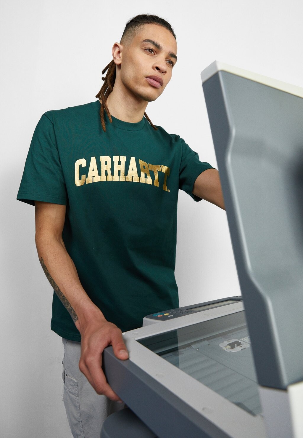 

Футболка с принтом Carhartt WIP, бутылочно-зеленый