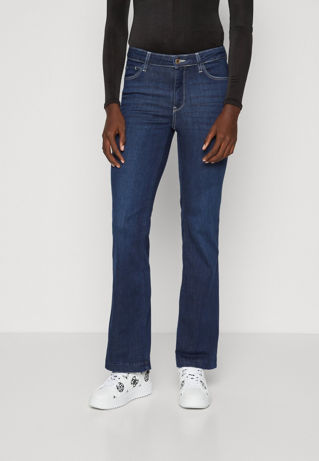 

Джинсы Bootcut Guess, светло-синий