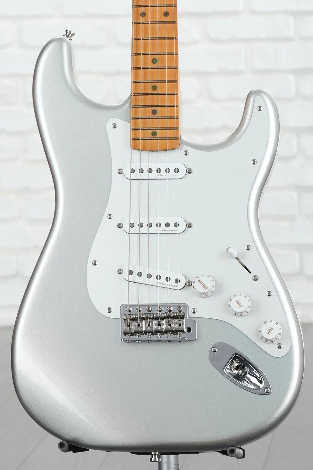 

Фендер H.E.R. Электрогитара Stratocaster - хромированное свечение