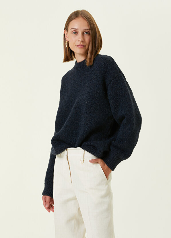 

Темно-синий свитер с воротником стойкой и логотипом Jacquemus