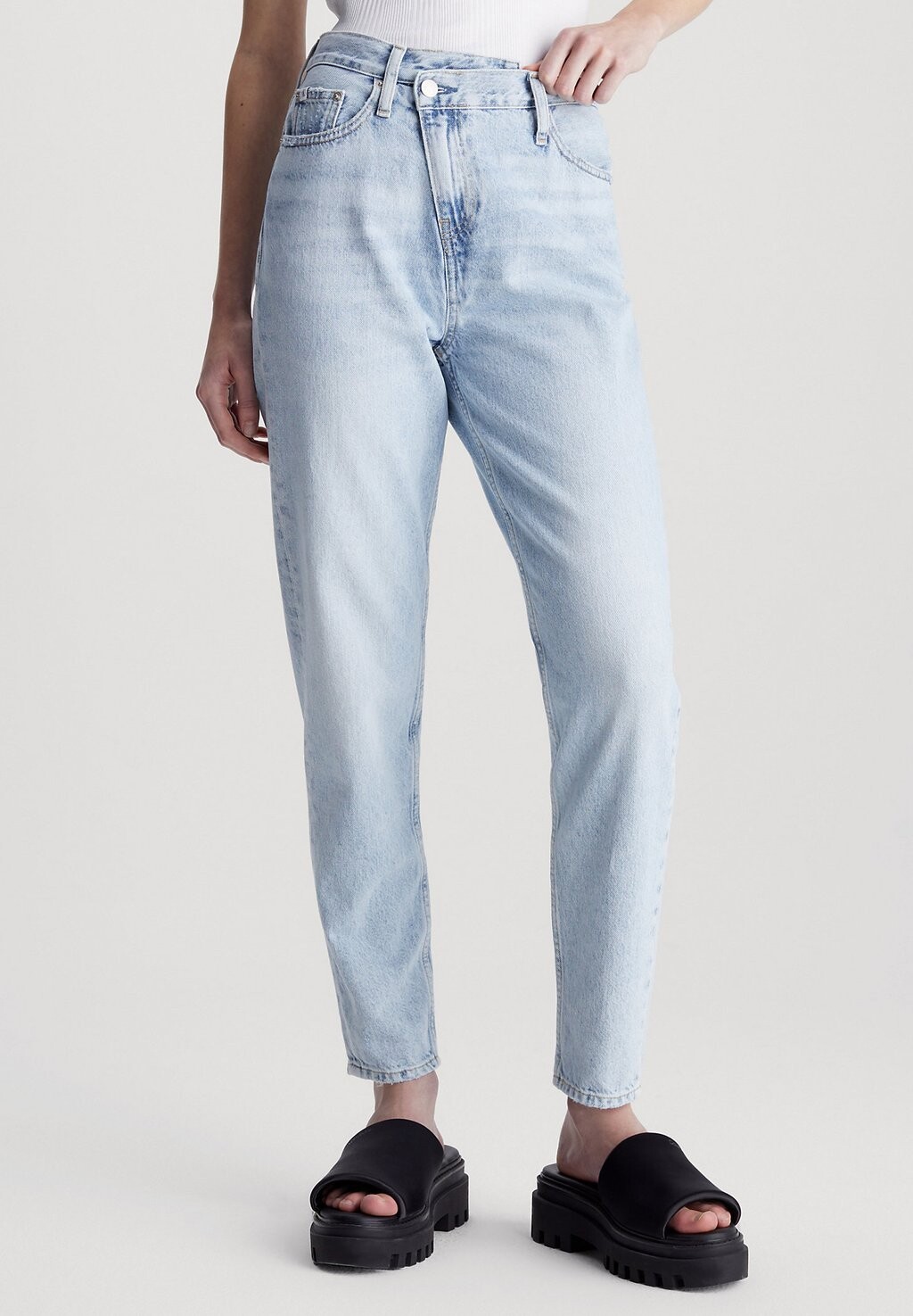

Джинсы Slim Fit MOM WRAP WAIST Calvin Klein Jeans, цвет denim light