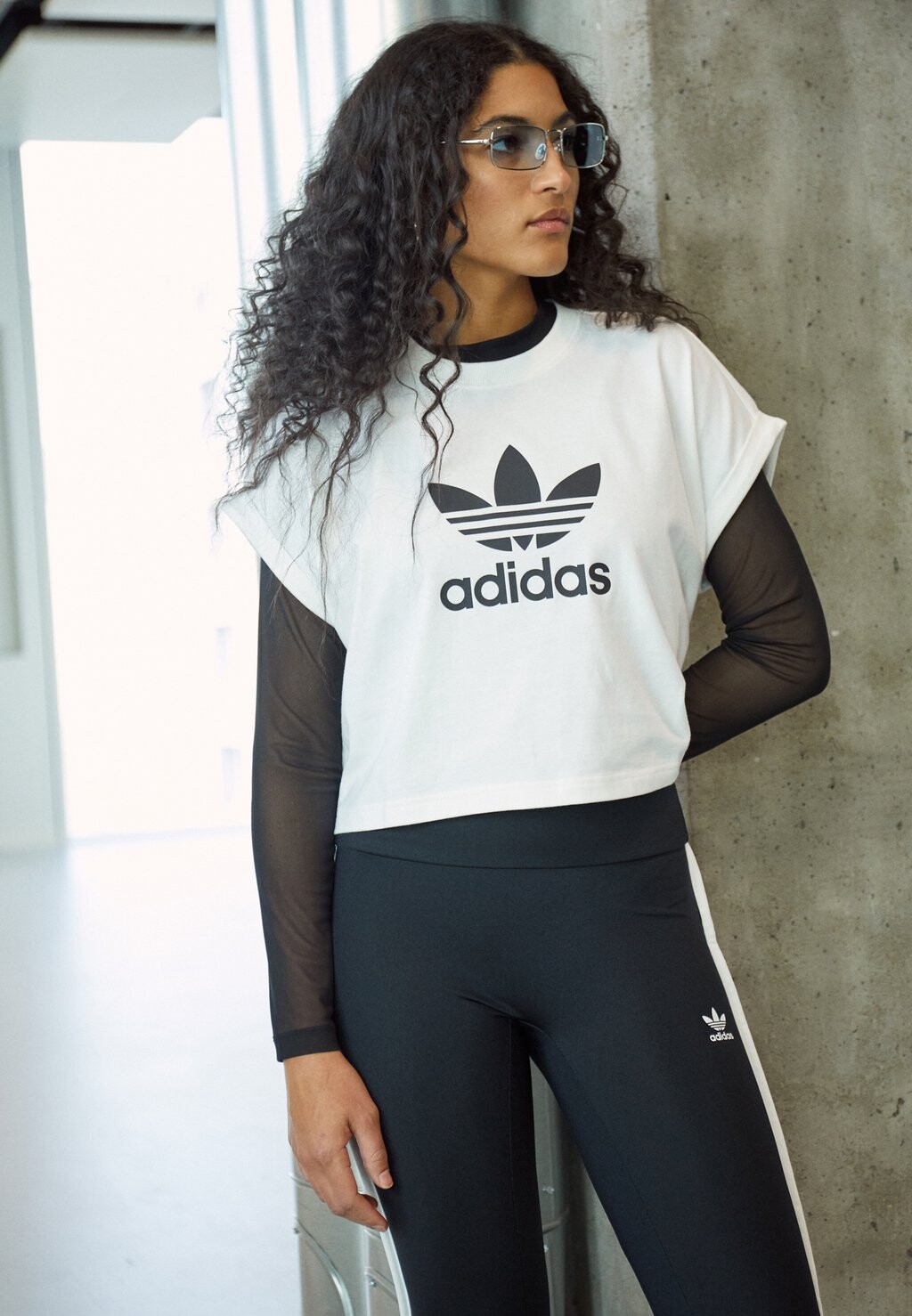 

Футболка с принтом adidas Originals, белый