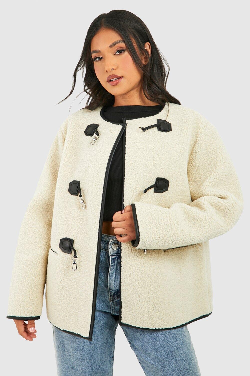 

Куртка с пряжкой Petite Teddy Borg boohoo, белый