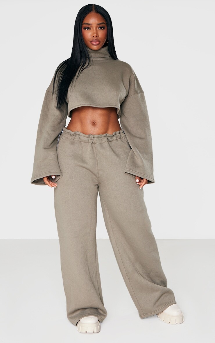 

PrettyLittleThing Широкие джоггеры с поясом цвета хаки и широкими штанинами