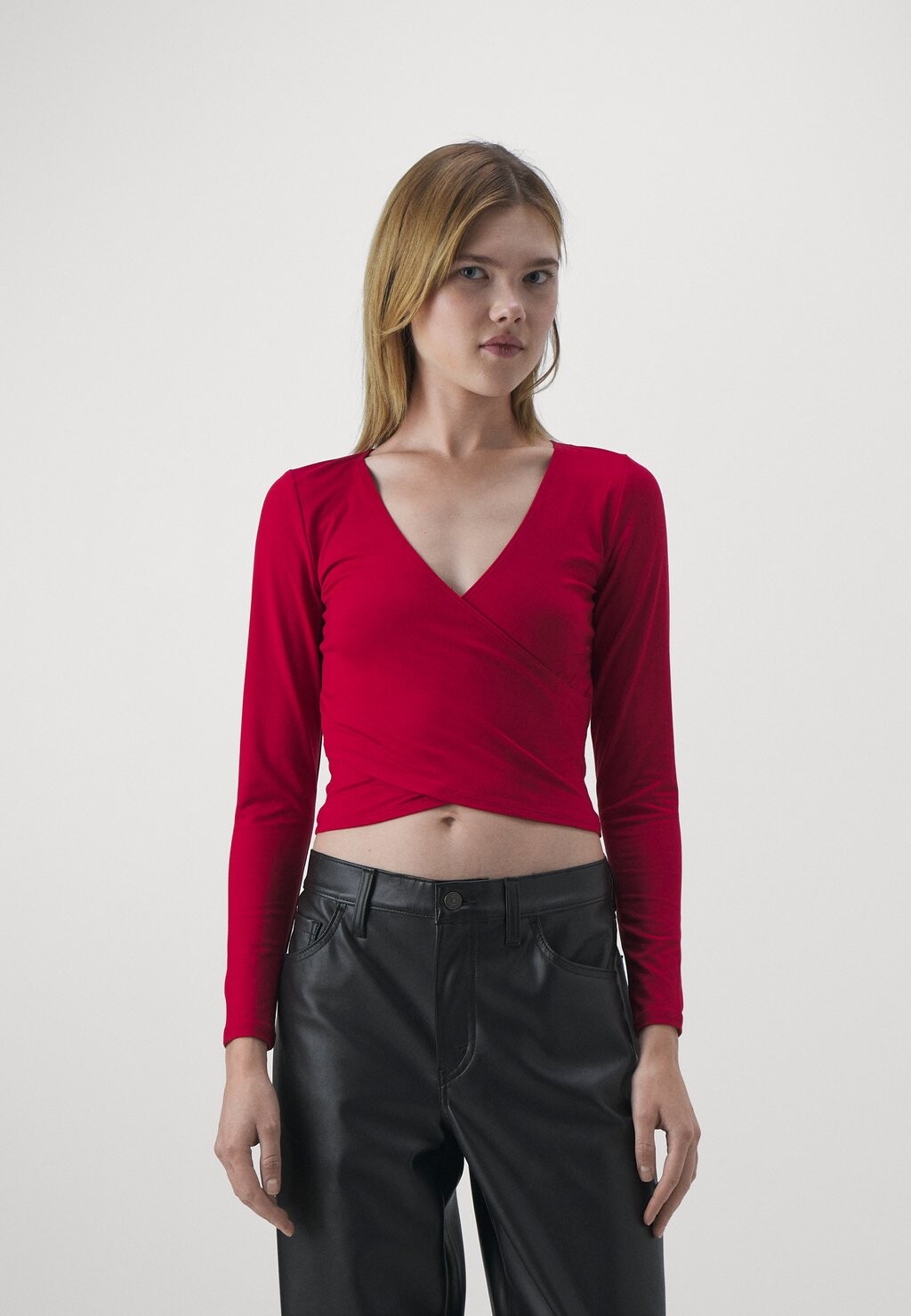 

Рубашка с длинными рукавами LONG SLEEVE FLAT SEAMLESS WRAP TOP Hollister Co., цвет JESTER RED CC500