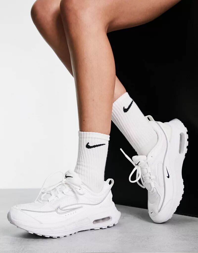 

Белые и серебристые кроссовки Nike Air Max Bliss