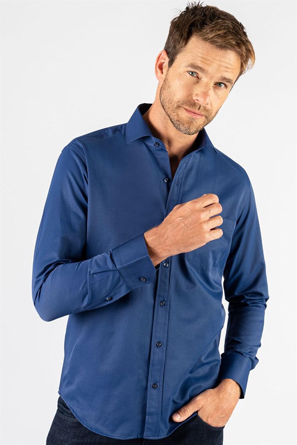 цена Классическая хлопковая однотонная мужская рубашка темно-синего цвета TUDORS