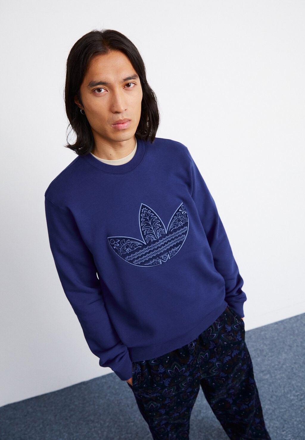 

Толстовка adidas Originals APPLIQUE CREW, темно-синий