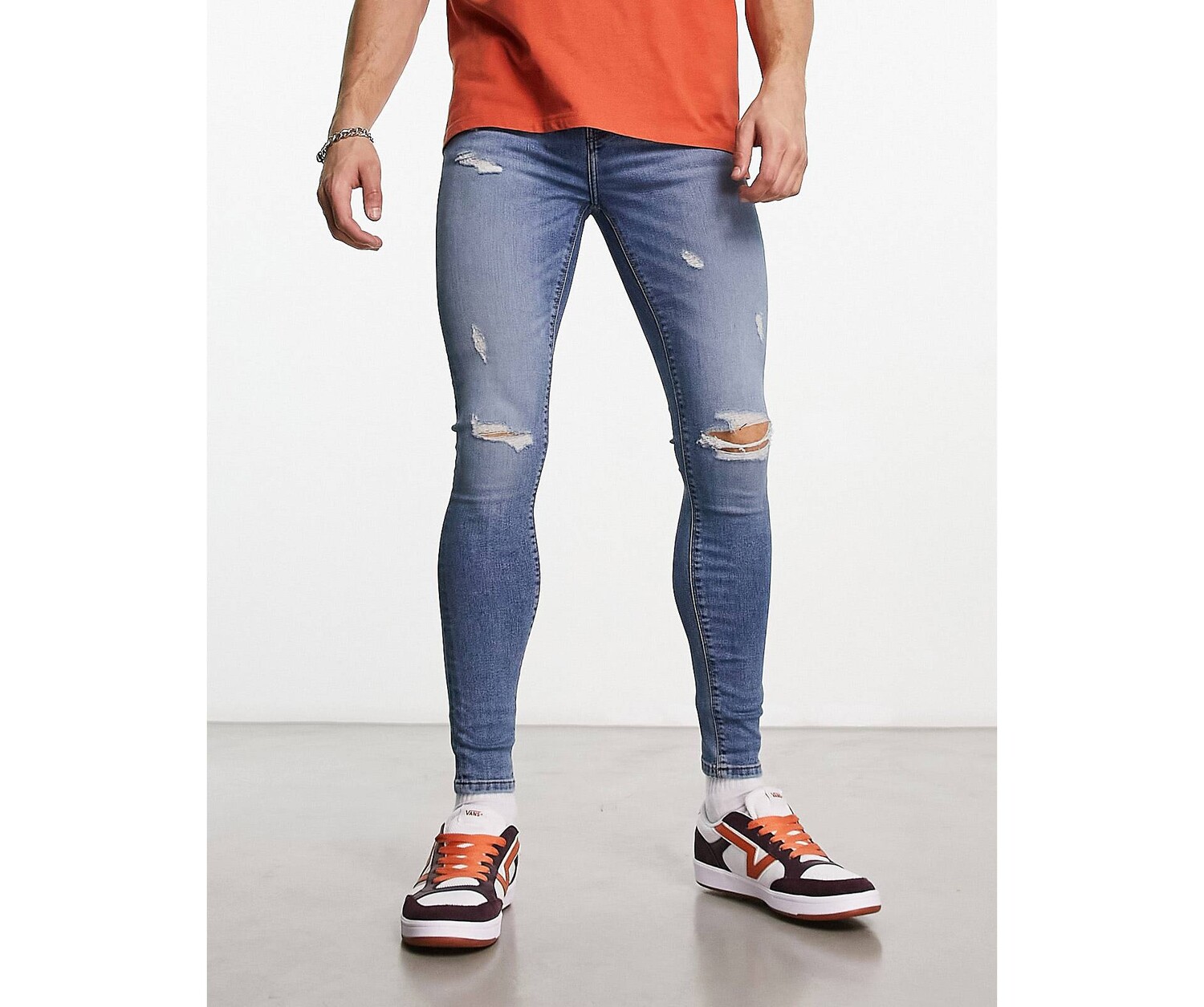 

Спрей ASOS DESIGN на джинсах Power Stretch синего цвета средней потертости