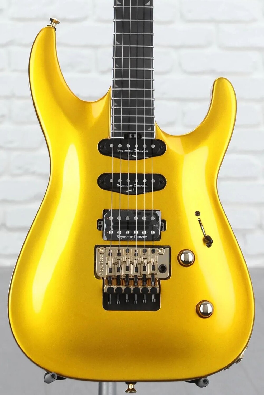 

Новая электрогитара Jackson Pro Plus Series Soloist SLA3 — золотые слитки