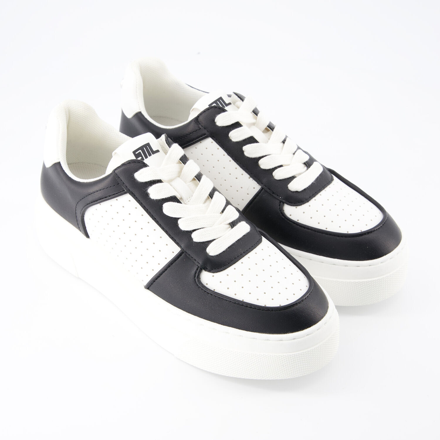 

Бело-черные кроссовки с перфорированными вставками Steve Madden