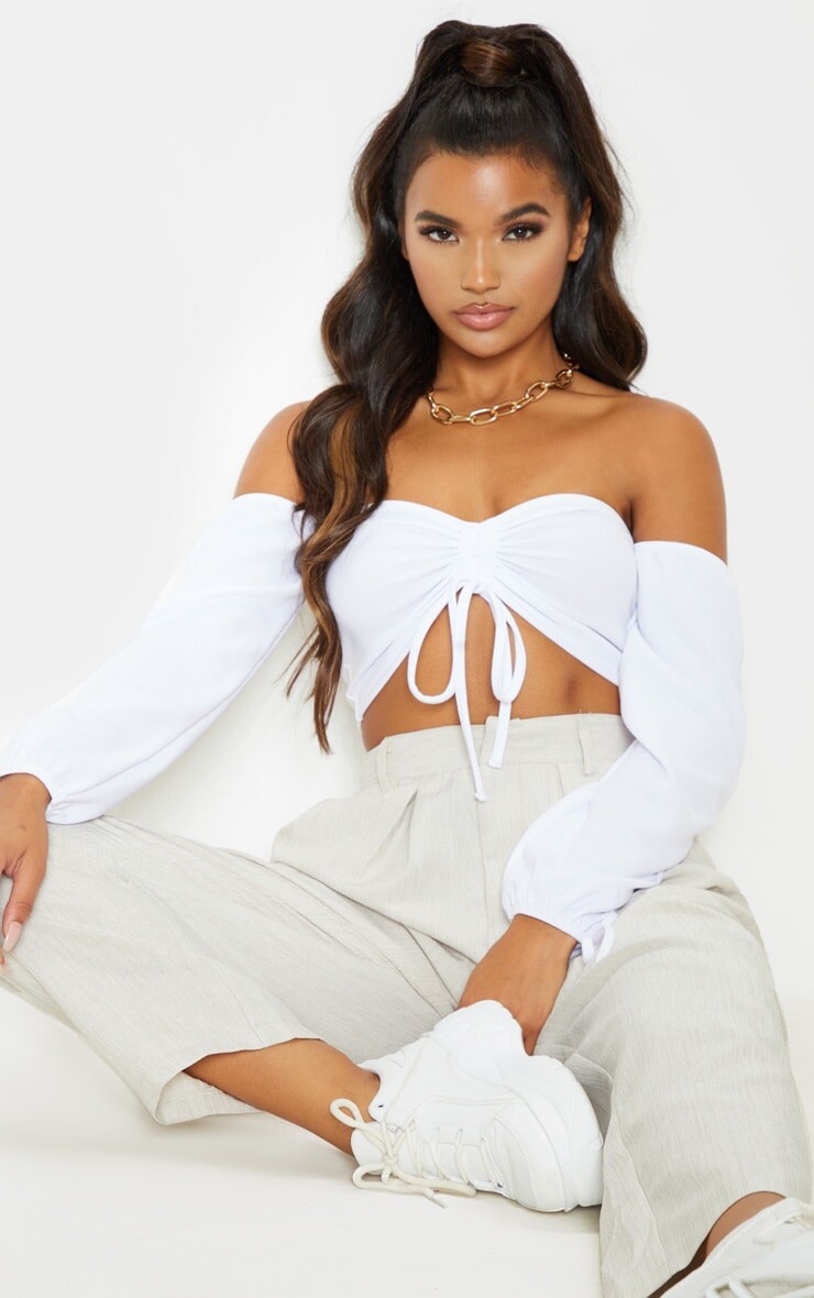 

PrettyLittleThing Белый укороченный топ с длинными рукавами и рюшами со сборками и завязками на бретельках