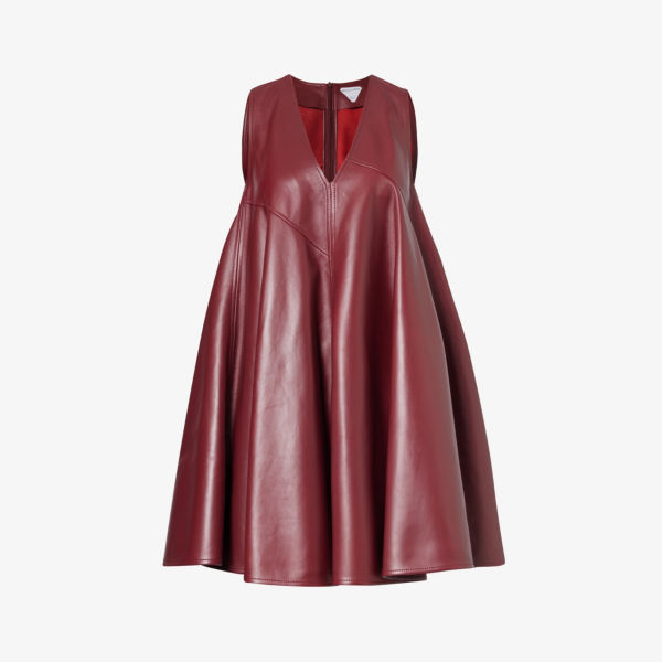 Кожаное мини-платье А-силуэта с V-образным вырезом Bottega Veneta, цвет pomegranate цена и фото