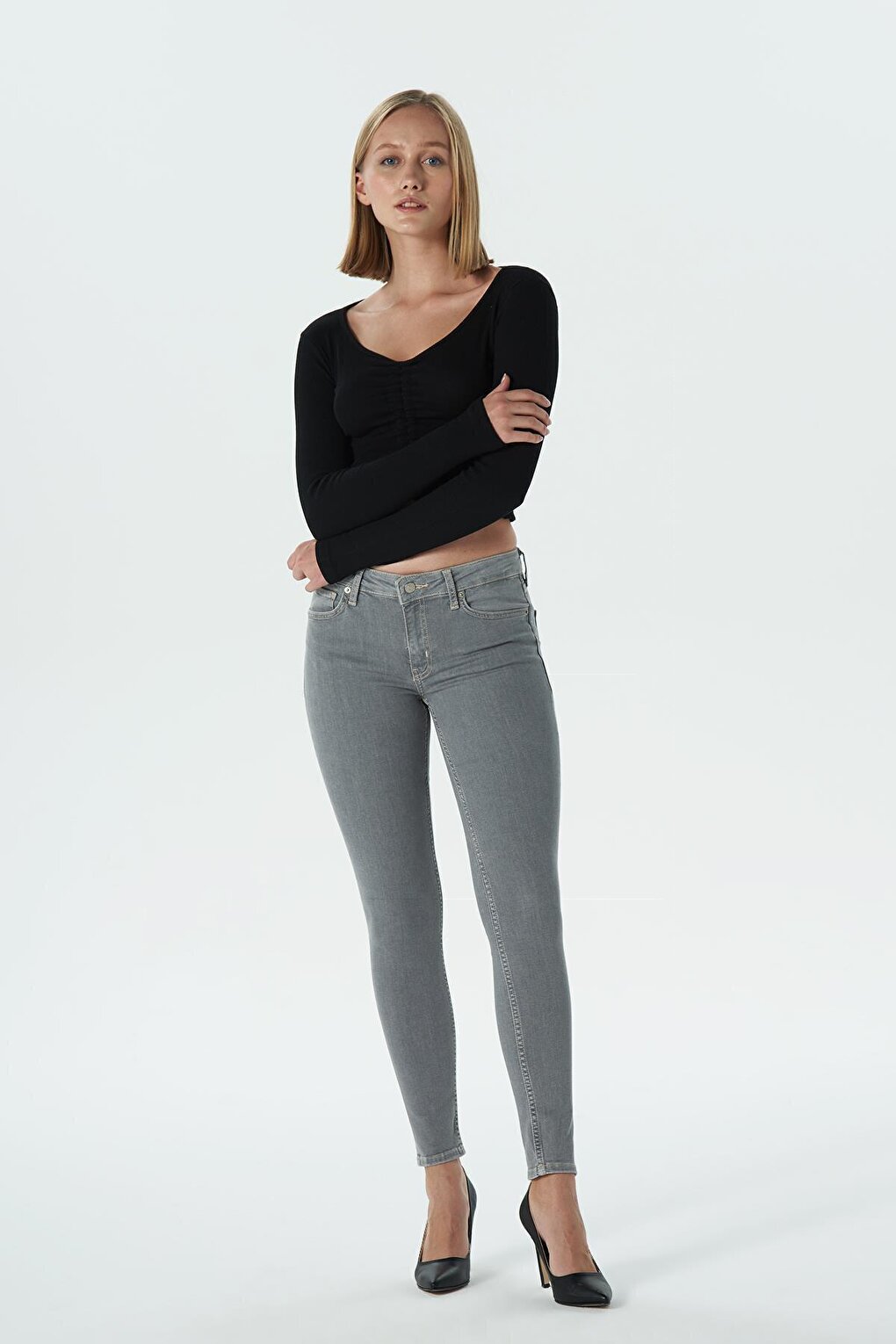 

Серые джинсовые брюки скинни на молнии с нормальной талией Naomi C 4526-039 CROSS JEANS, Серый