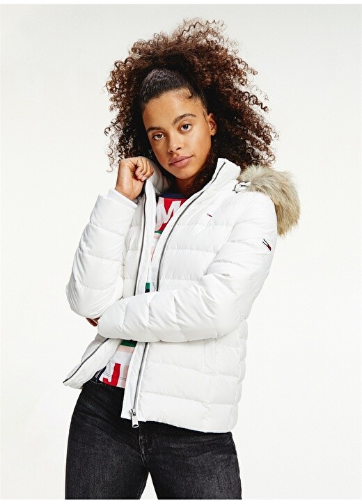 

Белый женский пуховик с капюшоном Tommy Jeans