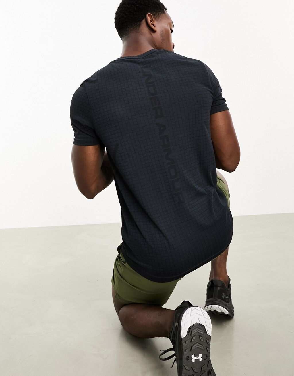 

Черная футболка с короткими рукавами и бесшовной сеткой Under Armour