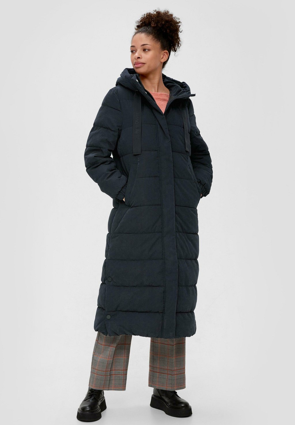 цена Зимнее пальто QS, цвет schwarz