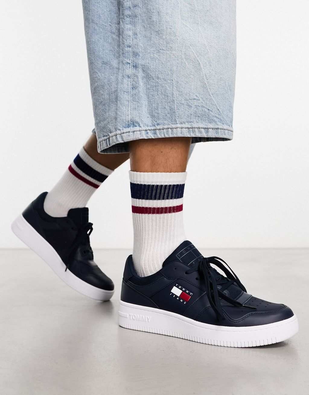 

Темно-синие кроссовки с корзинкой в стиле ретро Tommy Jeans