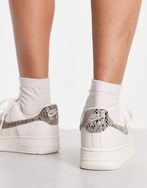 

Белые кроссовки Nike Air Force 1 '07 со змеиным принтом, Белый
