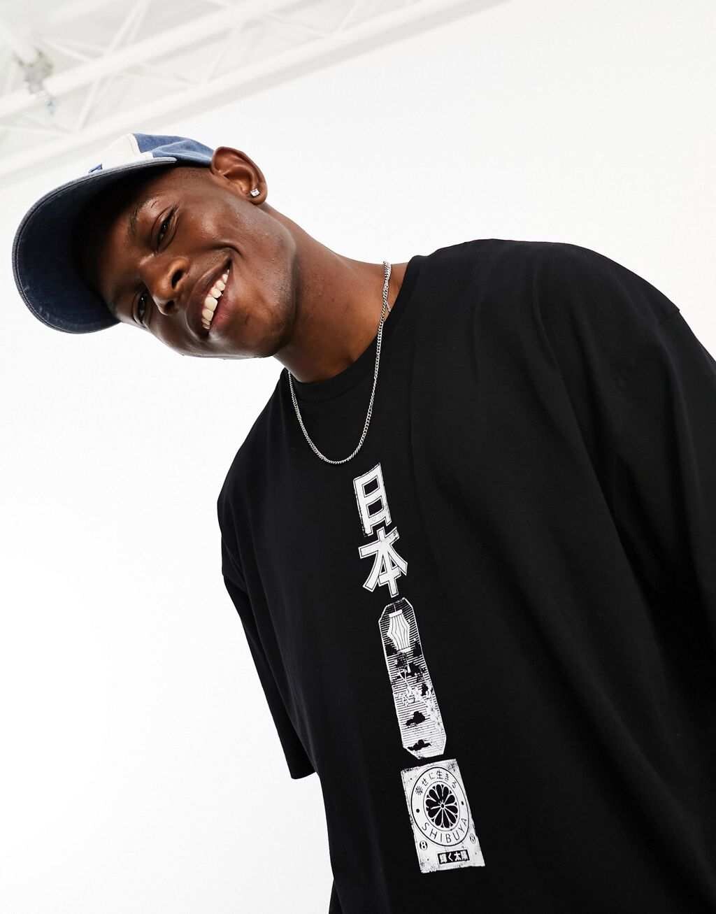 

Черная оверсайз-футболка с принтом на груди ASOS DESIGN