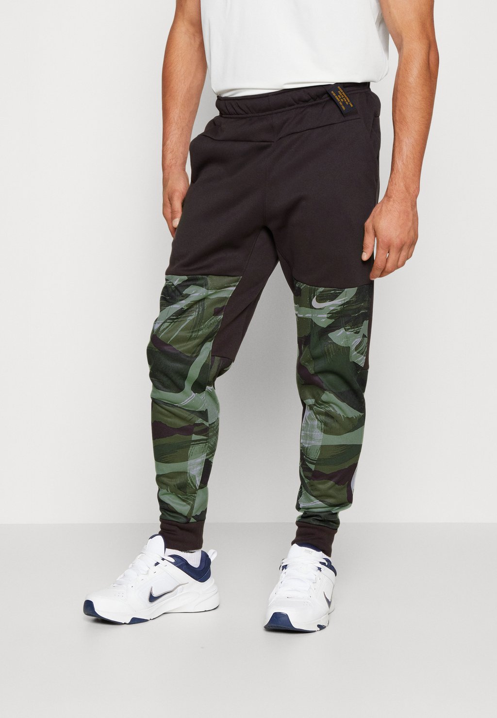 

Спортивные брюки Pant Taper Camo Nike, цвет velvet brown/coconut milk